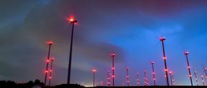 In vielen Gemeinden in Brandenburg stehen die Windräder dicht an dicht. Daran sollen die Ortschaften in Zukunft mitverdienen.
