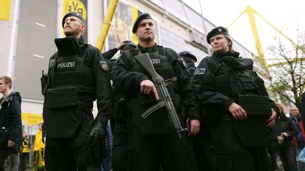Polizisten sichern ein Spiel von Borussia Dortmund gegen Eintracht Frankfurt..