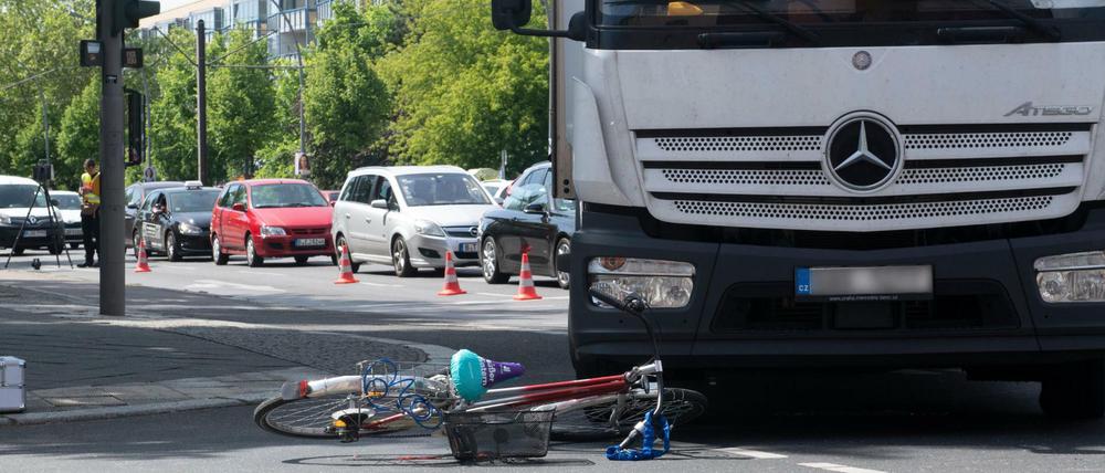 Erneut ist es in Berlin zu schweren Unfällen mit Fahrradfahrern gekommen, die von Lkws erfasst wurden. 