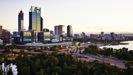 Parks umschließen das Zentrum von Perth am Swan River.
