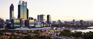 Parks umschließen das Zentrum von Perth am Swan River.