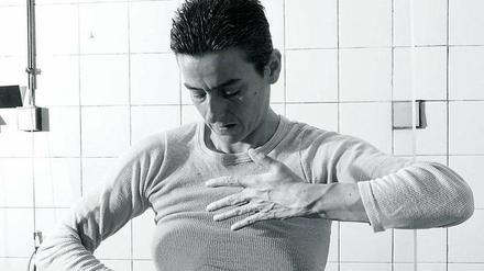 Interaktion mit einer Glasscheibe. Aus Anna Daučíkovás Fotoserie „Upbringing by Exercise“ aus dem Jahr 1996. 