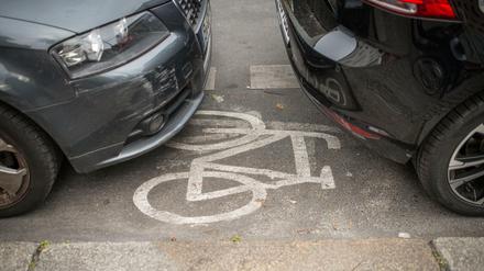 Falschparker auf einem gekennzeichneten Radweg.