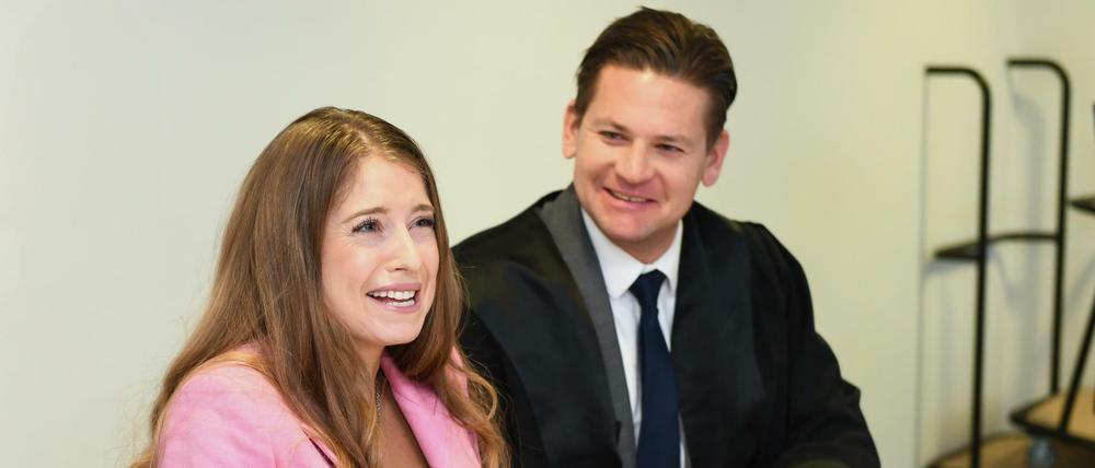 Influencerin Cathy Hummels mit ihrem Anwalt vor Gericht.