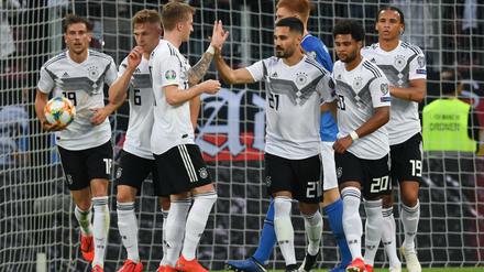 Das läuft. Leon Goretzka (l-r), Joshua Kimmich, Marco Reus, Torschütze Ilkay Gündogan, Serge Gnabry und Leroy Sane jubeln nach dem Tor zum 4:0. 