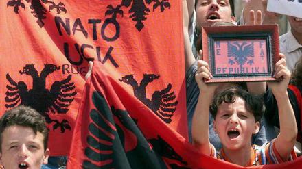 Im Juni 1999 jubeln albanische Kinder im Süden Mitrovicas in Kosovo. Die Nato unterstützte die nationalistische UCK im Kosovokrieg. 