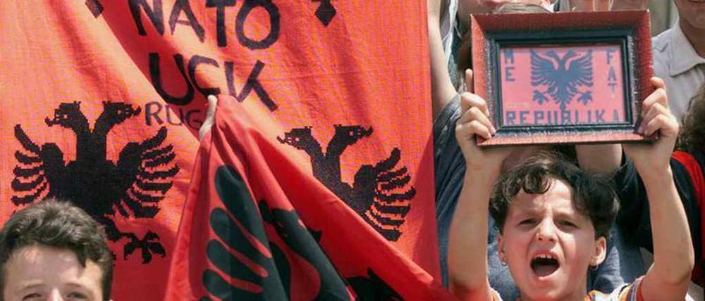 Im Juni 1999 jubeln albanische Kinder im Süden Mitrovicas in Kosovo. Die Nato unterstützte die nationalistische UCK im Kosovokrieg.