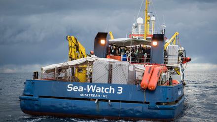 Dem privaten Rettungsschiff Sea Watch 3 drohen in Zukunft Strafzahlungen, wenn es in italienischen Gewässern verbotswidrig Menschen rettet.