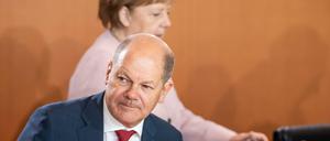 Bundesfinanzminister Olaf Scholz (SPD) vor Kanzlerin Angela Merkel (CDU)
