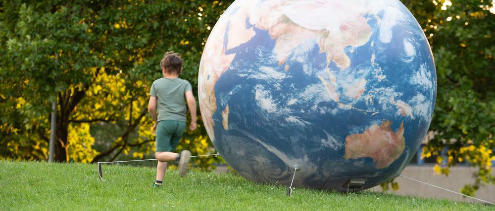 An der Beuth-Hochschule für Technik im Wedding kreist alles um die Erde, andere Planeten und die Geheimnisse der Galaxie. Illuminierte Planeten auf dem Beuth-Hügel sorgen für Erleuchtung.