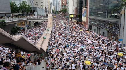 Zehntausende Menschen demonstrierten am Sonntag in Hongkong gegen das von der Regierung geplante Auslieferungsgesetz. 