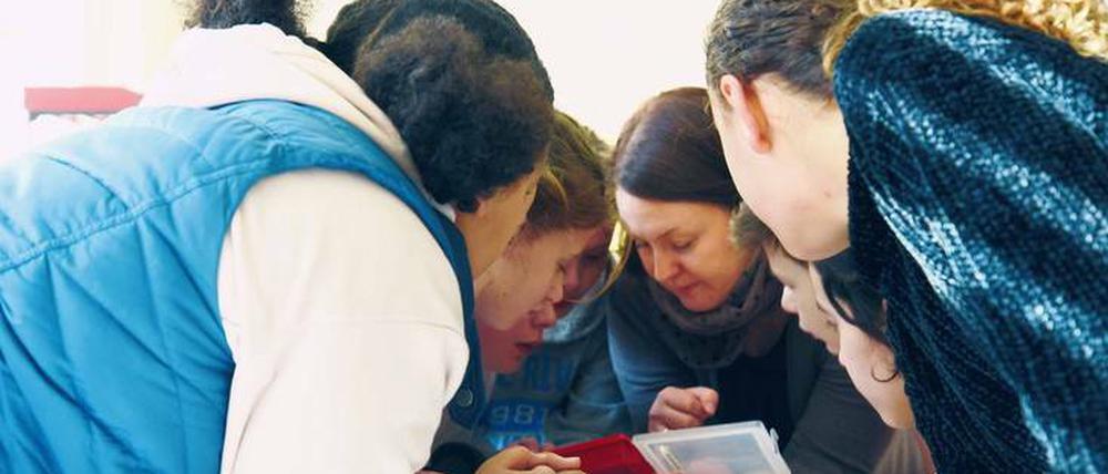 Spaß am Unterrichten. Eine Lehrerin begibt sich mit ihren Schülern auf Entdeckungsreise.