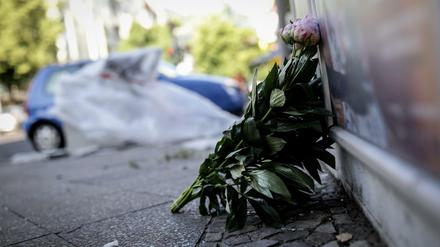 Ein Blumenstrauß liegt an der Unfallstelle, wo die Fluchtfahrt für die 22-jährige Johanna Hahn tödlich endete. 
