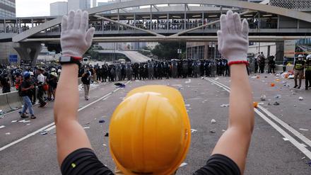 Sicherheitskräfte gehen in Hongkong mit Tränengas gegen Demonstranten vor.
