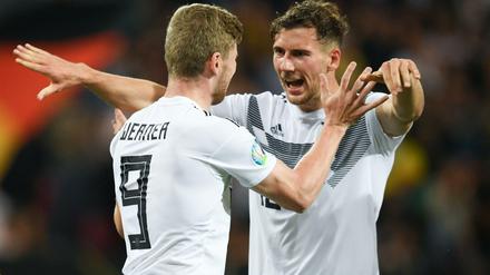 Timo Werner (l.) und Leon Goretzka jubeln nach dem Tor zum 7:0. 