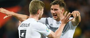 Timo Werner (l.) und Leon Goretzka jubeln nach dem Tor zum 7:0. 