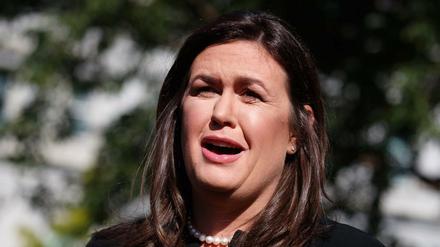 Sarah Sanders, Pressesprecherin des Weißen Hauses, spricht mit Reportern außerhalb des Weißen Hauses.