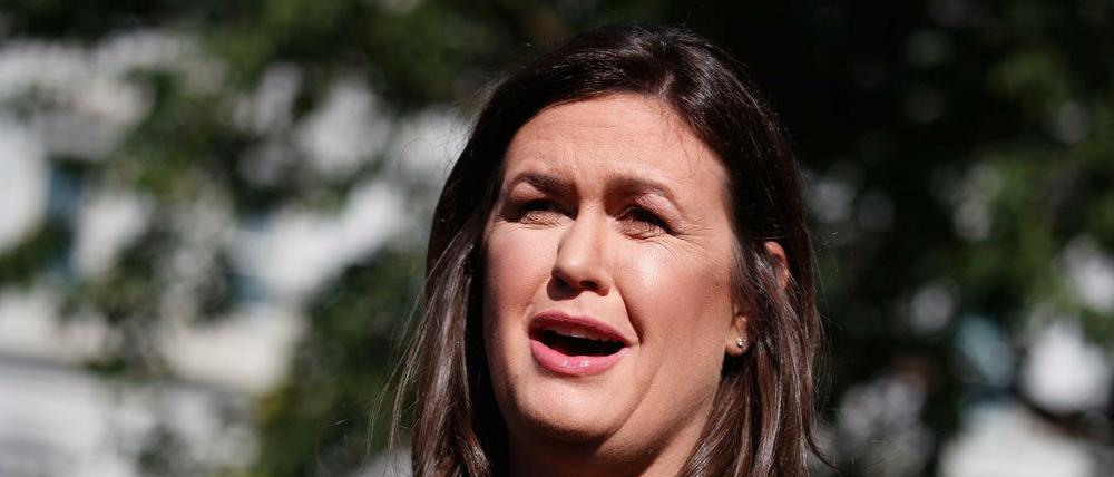 Sarah Sanders, Pressesprecherin des Weißen Hauses, spricht mit Reportern außerhalb des Weißen Hauses.