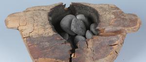 Ur-Haschpfeife. Den Analysen zufolge müssen die Menschen im Pamir-Gebirge schon vor 2500 Jahren Cannabinoid-reichen Hanf in hölzernen, mit Kieselsteinen versehenen Gefäßen verbrannt haben.