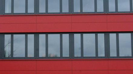 Der rote Quader an der Pusteblume-Grundschule in Hellersdorf gehörte 2015 zu einem frühen Typ der Modularen Erweiterungsbauten.
