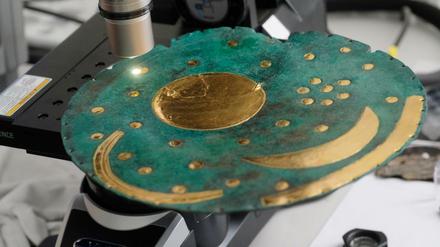 Auf der Himmelsscheibe von Nebra, der ältesten astronomischen Darstellung der Welt, haben Forscher bei mikroskopischen Untersuchungen in der Werkstatt vom Landesamt für Denkmalpflege und Archäologie Sachsen-Anhalt bislang unbekannte Goldspuren entdeckt. 