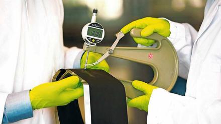 Trockenbau. Bislang verbraucht die Produktion von Akku-Elektroden viel Energie, weshalb Länder mit billigem Strom im Vorteil sind. Mit der Technik des „Trockentransfers“ werden sowohl Energie als auch giftige Lösungsmittel gespart. 