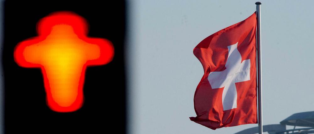Rotes Licht für die Lohnungleichheit: In der Schweiz wird am Freitag auf die Lücke zwischen Männer- und Frauengehältern aufmerksam gemacht.
