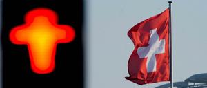 Rotes Licht für die Lohnungleichheit: In der Schweiz wird am Freitag auf die Lücke zwischen Männer- und Frauengehältern aufmerksam gemacht.