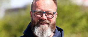 Der Däne Claus Ruhe Madsen (parteilos), bis vor kurzem Präsident der Industrie- und Handelskammer zu Rostock, ist bei einer Wahlkampftour im Stadtteil Lichtenhagen unterwegs. 