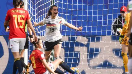 Sara Däbritz feiert ihren Treffer zum 1:0.