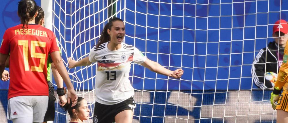 Sara Däbritz feiert ihren Treffer zum 1:0.