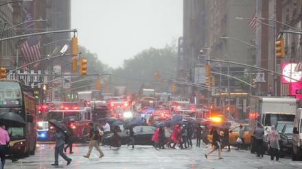 Feuerwehrwagen strömen zusammen, als ein Helikopter auf einem Dach am Times Square notlandete.