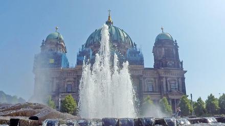 Die Fontänen des Brunnen im Berliner Lustgarten sprudeln.