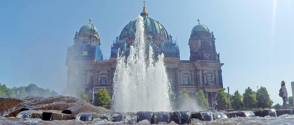 Die Fontänen des Brunnen im Berliner Lustgarten sprudeln.