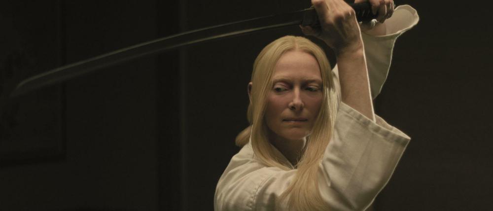 Tilda Swinton geht als Samurai-Leichenbestatterin Zelda auf Zombiejagd.