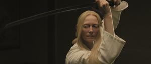 Tilda Swinton geht als Samurai-Leichenbestatterin Zelda auf Zombiejagd.