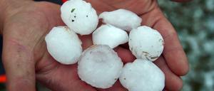 Auch in Tschechien gingen ungewöhnlich große Hagelkörner nieder, wie dieses Foto zeigt.