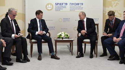 Russlands Präsident Wladimir Putin (r.) trifft Sachsens Ministerpräsident Michael Kretschmer (l.) in Sankt Petersburg.