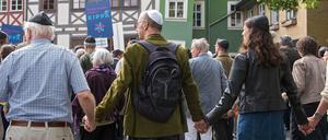 Der Antisemitismus-Beauftragte Klein riet vor Wochen Juden davon ab, an einigen Orten Deutschlands Kipa zu tragen. Immer wieder tragen Nichtjüdinnen und -juden sie aus Solidarität, wie hier in Erfurt.