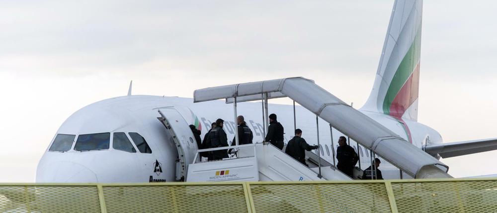 Abgelehnte Asylbewerber steigen in ein Flugzeug.