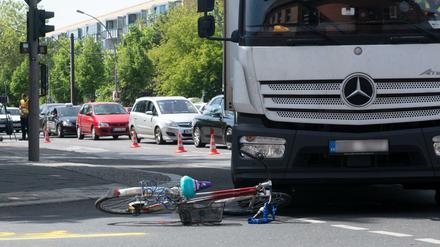 Ein Fahrrad liegt Ende Mai in Berlin vor einem Lastwagen. Die Radfahrerin wurde schwer verletzt.