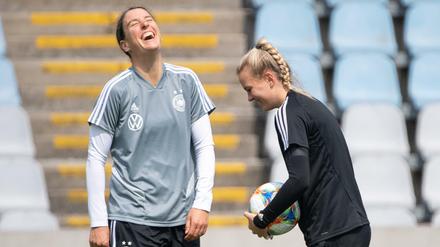 Gut lachen. Birgit Prinz (links) mit Torhüterin Merle Frohms.