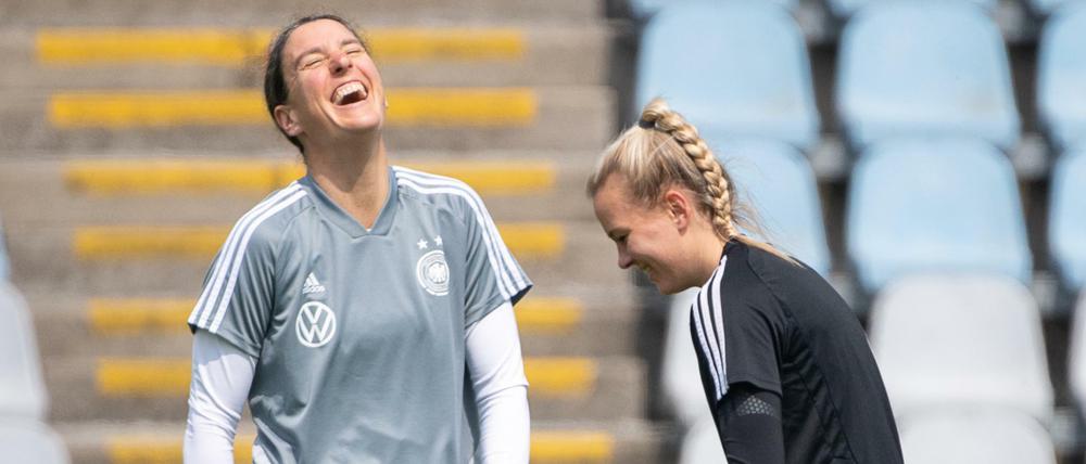Gut lachen. Birgit Prinz (links) mit Torhüterin Merle Frohms.