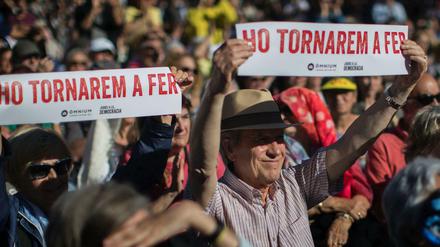 «Wir werden es wieder machen», steht auf den Transparenten, die Menschen hochhalten, als sie den Prozess gegen katalanische Separatistenführer an einem großen Bildschirm in Barcelona verfolgen. 
