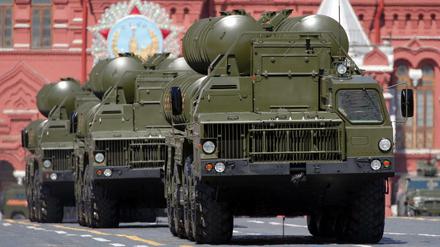 Lastwagen der russischen Streitkräfte mit dem Flugabwehrsystem S-400 
