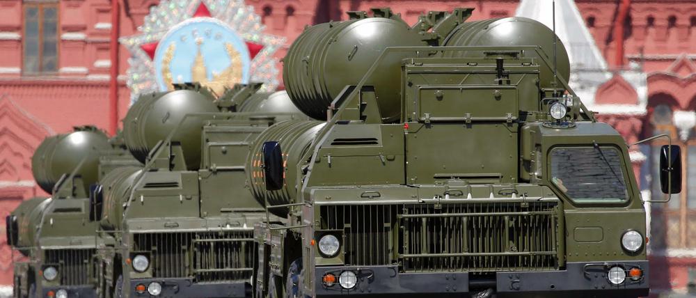 Lastwagen der russischen Streitkräfte mit dem Flugabwehrsystem S-400 