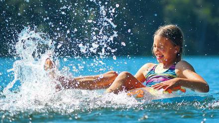 Das Schwimmen in natürlichen Gewässern bringt viel Freude, doch für Kinder und Erwachsene ist es dort gefährlicher. 