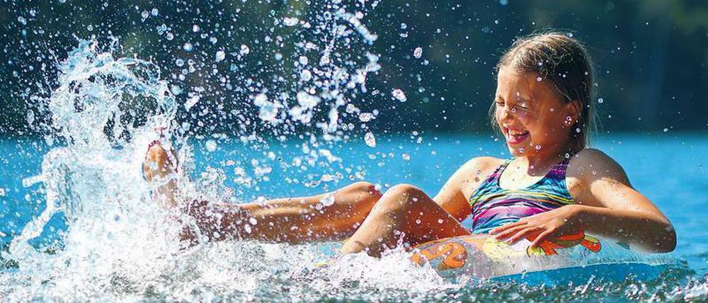 Das Schwimmen in natürlichen Gewässern bringt viel Freude, doch für Kinder und Erwachsene ist es dort gefährlicher.