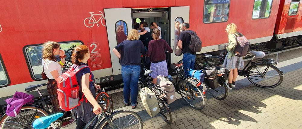 Halt in Fürstenberg / Havel. Diese Radfahrer durften nicht mehr mitfahren in RE4363 nach Berlin.