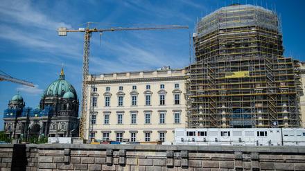 Der Berliner Dom (l) neben der Baustelle des Berliner Schlosses.